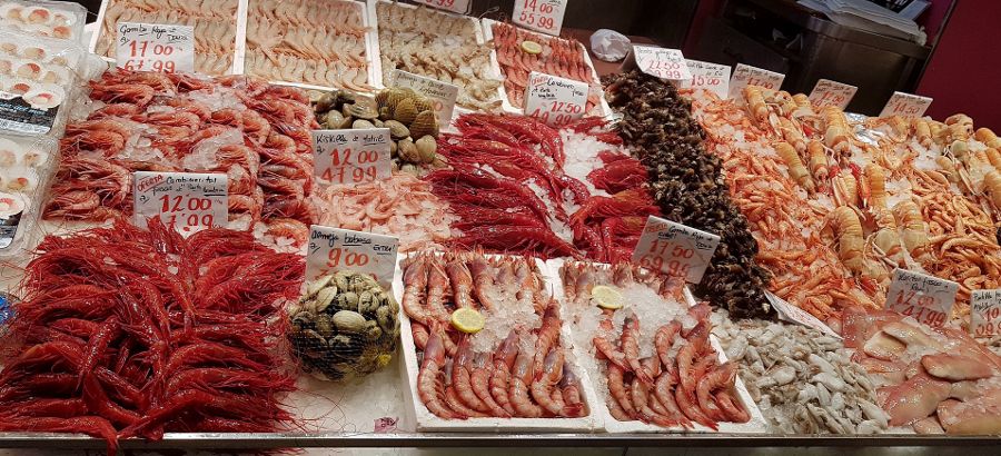 Las pescaderías bajan las ventas en verano; los bares suben