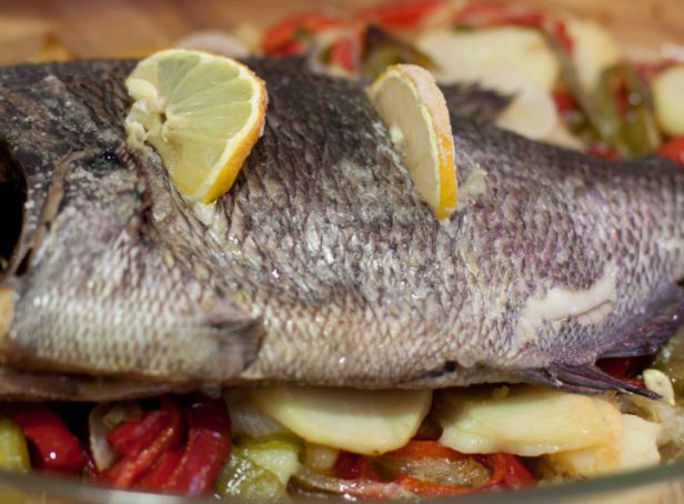 Sargo al horno con papas y verduras 