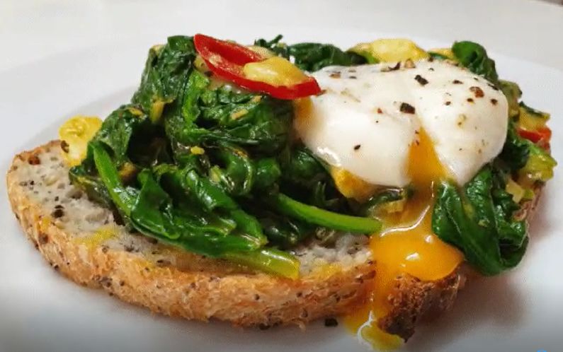 Cocinando con Yul Ballesteros. Hoy Tosta de espinacas y queso de San Mateo, con huevo a baja temperatura